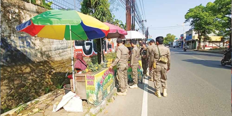 Satpol Pp Kabupaten Cirebon Sampaikan Larangan Pkl Berjualan Di Bahu Jalan