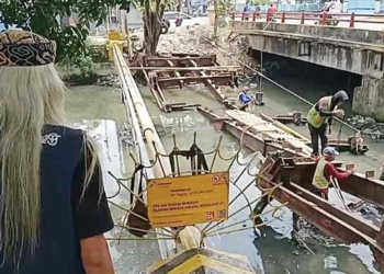 Rel Kereta Api Zaman Kolonial Belanda di Cirebon Mulai Dibongkar