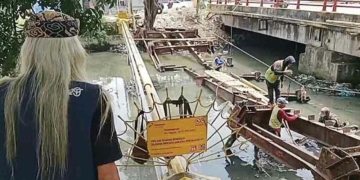 Rel Kereta Api Zaman Kolonial Belanda di Cirebon Mulai Dibongkar