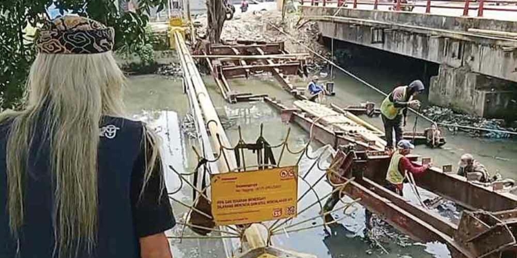 Rel Kereta Api Zaman Kolonial Belanda di Cirebon Mulai Dibongkar