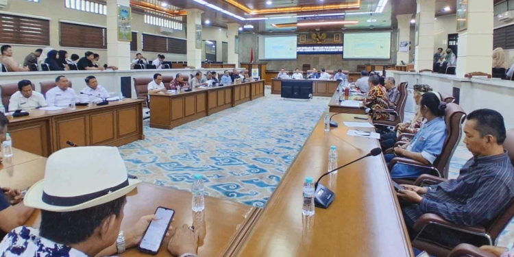 Rel Kereta Api Kuno Dibongkar, Wali Kota Cirebon Minta Maaf