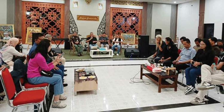 Bongkar Rel Kereta Api Kuno Zaman Kolonial Belanda di Cirebon, PT KAI Minta Maaf, Akui Kurang Teliti