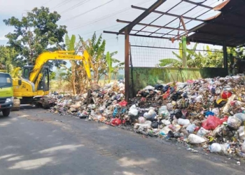 DLH Kabupaten Cirebon Angkut Tumpukan Sampah di TPS Warung Asem
