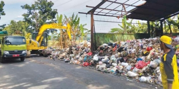 DLH Kabupaten Cirebon Angkut Tumpukan Sampah di TPS Warung Asem