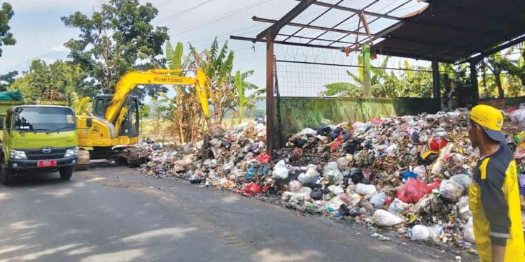 DLH Kabupaten Cirebon Angkut Tumpukan Sampah di TPS Warung Asem