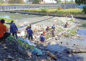 Pemkot Cirebon Bakal Terapkan Sanksi Denda Pelaku Buang Sampah di Sungai