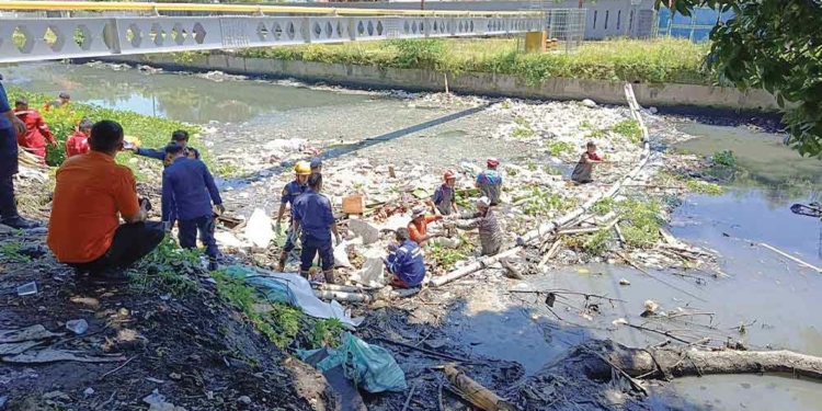 Pemkot Cirebon Bakal Terapkan Sanksi Denda Pelaku Buang Sampah di Sungai