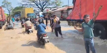 Banjir Di Cirebon, Jalur Pantura Pangenan Terendam, Kendaraan Antre Panjang