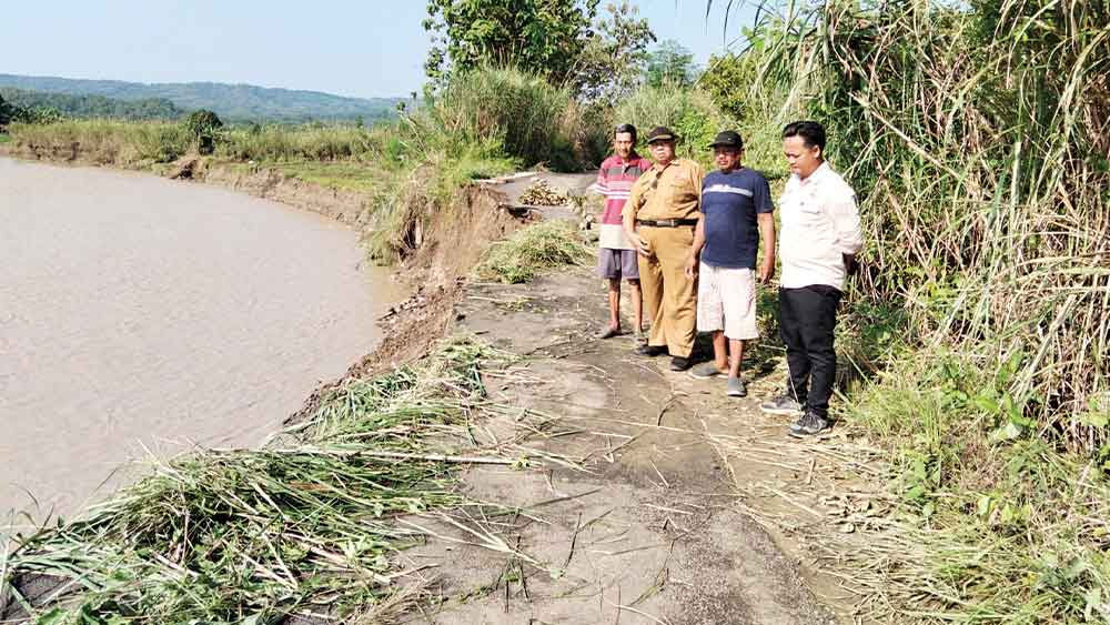Banjir di Cirebon, Sungai Cijurai Meluap, Jalan Penghubung Antardesa Putus 1 Banjir Di Cirebon, Sungai Cijurai Meluap, Jalan Penghubung Antardesa Putus