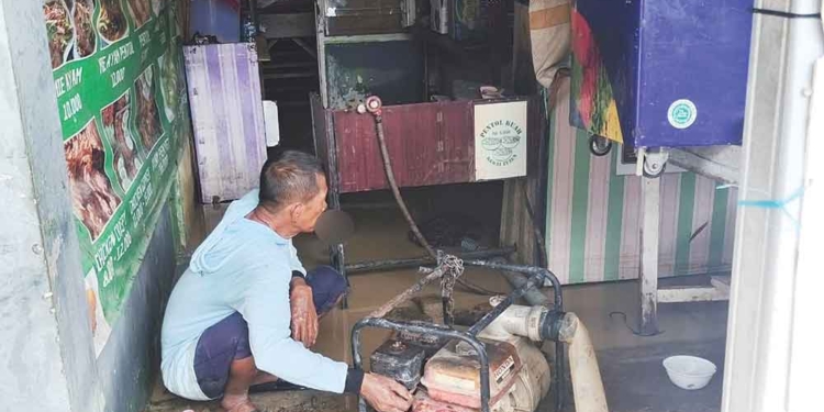 Banjir di Cirebon Belum Surut, Dua Hari Ratusan Rumah di Desa Pangenan Masih Tergenang 6 Banjir Di Cirebon Belum Surut, Dua Hari Ratusan Rumah Di Desa Pangenan Masih Tergenang