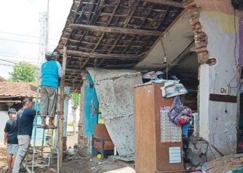 Banjir Di Cirebon, Diterjang Arus Sungai Kedungpane, Rumah Warga Pilangsari Ambruk, Satu Keluarga Mengungsi