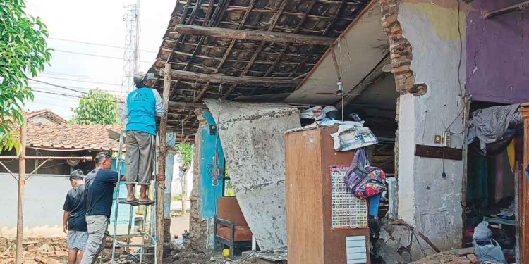 Banjir Di Cirebon, Diterjang Arus Sungai Kedungpane, Rumah Warga Pilangsari Ambruk, Satu Keluarga Mengungsi