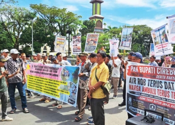 Warga Ambulu Geruduk Kantor Bupati, Desak Pemkab Cirebon Ambil Langkah Konkret Tangani Banjir Rob 2 Warga Ambulu Geruduk Kantor Bupati, Desak Pemkab Cirebon Ambil Langkah Konkret Tangani Banjir Rob