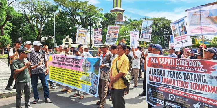 Warga Ambulu Geruduk Kantor Bupati, Desak Pemkab Cirebon Ambil Langkah Konkret Tangani Banjir Rob 6 Warga Ambulu Geruduk Kantor Bupati, Desak Pemkab Cirebon Ambil Langkah Konkret Tangani Banjir Rob