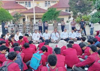 Demo, Bem Umc Geruduk Kantor Bupati Cirebon