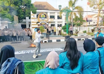 Demo, Mahasiswa Kepung Dprd Dan Balai Kota Cirebon, Nyatakan Mosi Tidak Percaya Hingga Soroti Disharmoni Pemimpin