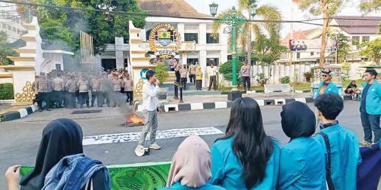Demo, Mahasiswa Kepung Dprd Dan Balai Kota Cirebon, Nyatakan Mosi Tidak Percaya Hingga Soroti Disharmoni Pemimpin
