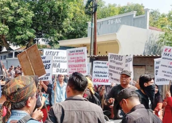Puluhan Warga Desa Sutawinangun Cirebon Geruduk Kantor Kuwu