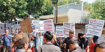 Puluhan Warga Desa Sutawinangun Cirebon Geruduk Kantor Kuwu