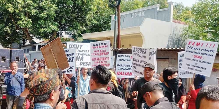 Puluhan Warga Desa Sutawinangun Cirebon Geruduk Kantor Kuwu