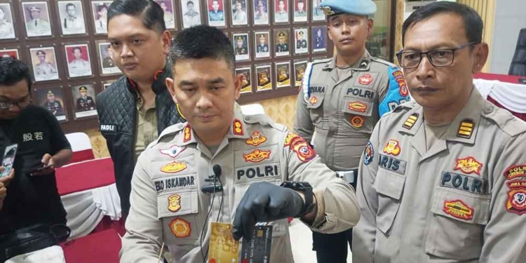 Sindikat Ganjal ATM di Cirebon Diringkus, Beroperasi Antar-Pulau, Kerugian Korban Capai Rp69 Juta 6 Sindikat Ganjal Atm Di Cirebon Diringkus, Beroperasi Antar-Pulau, Kerugian Korban Capai Rp69 Juta