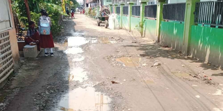 Jalan Karangwangun-Pakusamben Cirebon Rusak Parah