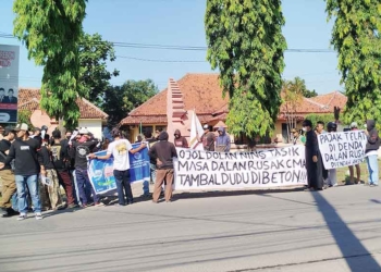 Warga Protes Bertahun Jalan Mertapada-Gumulung Cirebon Rusak 1 Warga Protes Bertahun Jalan Mertapada-Gumulung Cirebon Rusak