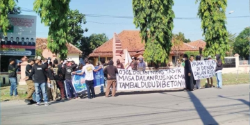 Warga Protes Bertahun Jalan Mertapada-Gumulung Cirebon Rusak 8 Warga Protes Bertahun Jalan Mertapada-Gumulung Cirebon Rusak