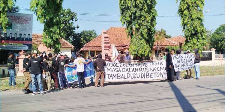 Warga Protes Bertahun Jalan Mertapada-Gumulung Cirebon Rusak