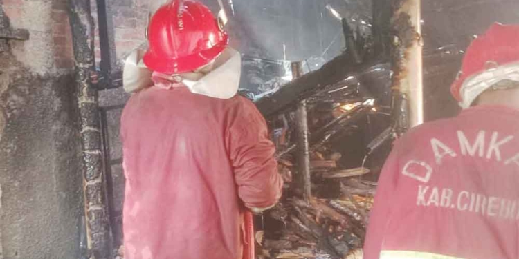 Kebakaran Di Cirebon, Bakar Sekam Untuk Tanaman, Dapur Cecep Terbakar