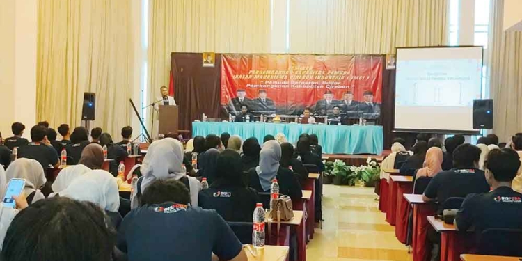 Ratusan Mahasiswa Bahas Arah Pembangunan Kabupaten Cirebon 6 Ratusan Mahasiswa Bahas Arah Pembangunan Kabupaten Cirebon
