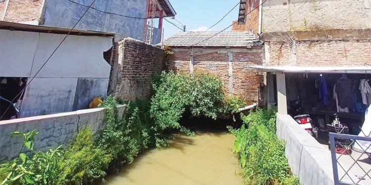 Toilet Sekolah Ulil Albab Cirebon Disorot, Dibangun di Atas Saluran Sungai tanpa Septic Tank 6 Toilet Sekolah Ulil Albab Cirebon Disorot, Dibangun Di Atas Saluran Sungai Tanpa Septic Tank
