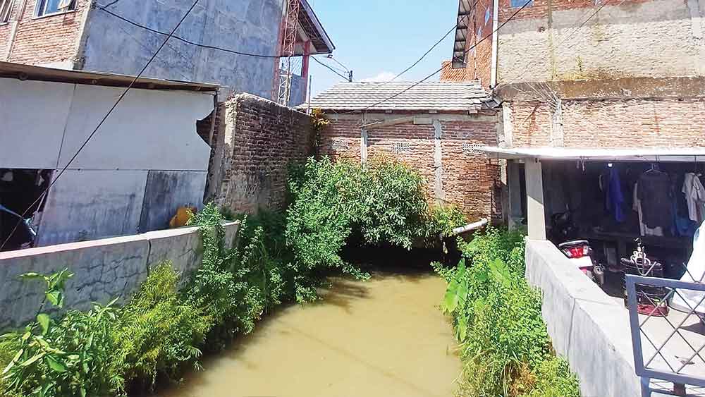 Toilet Sekolah Ulil Albab Cirebon Disorot, Dibangun di Atas Saluran Sungai tanpa Septic Tank 1 Toilet Sekolah Ulil Albab Cirebon Disorot, Dibangun Di Atas Saluran Sungai Tanpa Septic Tank