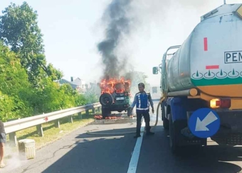 Toyota Landcruiser Terbakar di Tol Palikanci 1 Toyota Landcruiser Terbakar Di Tol Palikanci