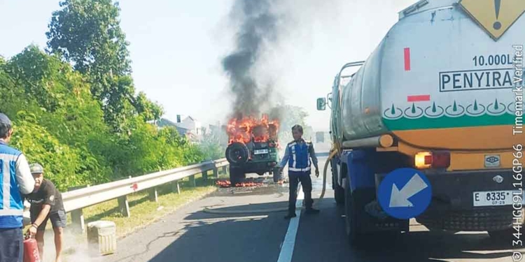Toyota Landcruiser Terbakar Di Tol Palikanci