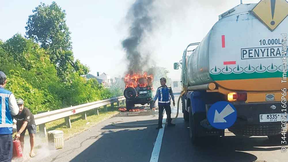 Toyota Landcruiser Terbakar di Tol Palikanci 1 Toyota Landcruiser Terbakar Di Tol Palikanci