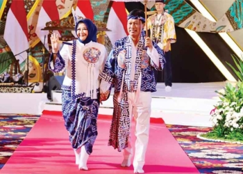 Batik Mega Mendung Cirebon Dipadukan Dengan Siluet Jepang