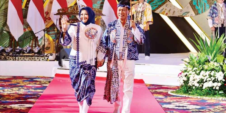 Batik Mega Mendung Cirebon Dipadukan Dengan Siluet Jepang