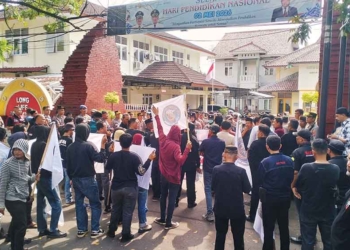 Demo, Massa Desak Kadisdik Kabupaten Cirebon Mundur, Ronianto Dinilai Gagal Bawa Perubahan Positif Dunia Pendidikan