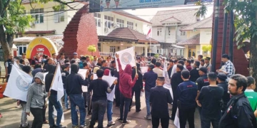 Demo, Massa Desak Kadisdik Kabupaten Cirebon Mundur, Ronianto Dinilai Gagal Bawa Perubahan Positif Dunia Pendidikan