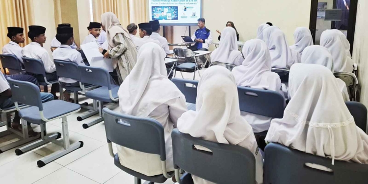 Diskominfo Kabupaten Cirebon Perkuat Literasi Digital Santri 6 Diskominfo Kabupaten Cirebon Perkuat Literasi Digital Santri