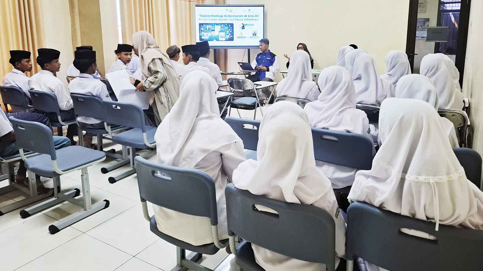 Diskominfo Kabupaten Cirebon Perkuat Literasi Digital Santri 1 Diskominfo Kabupaten Cirebon Perkuat Literasi Digital Santri