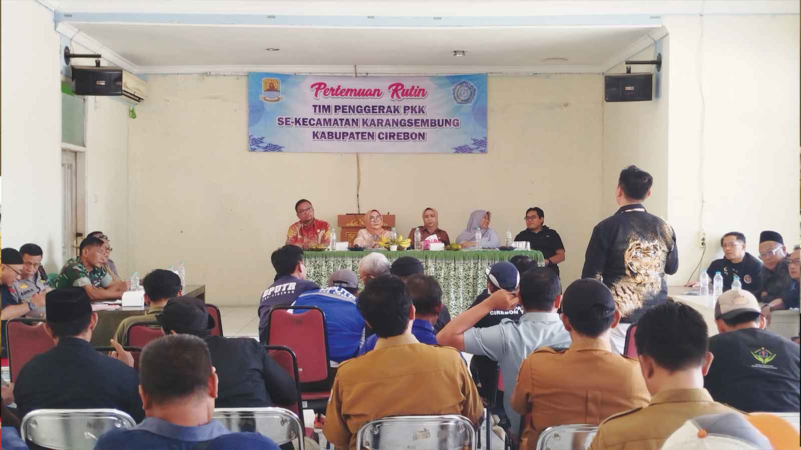 Jalan Karangsembung segara Diperbaiki, Dua Wakil Ketua DPRD Kabupaten Cirebon Tandatangani Kesepakatan dengan Warga 1 Jalan Karangsembung Segara Diperbaiki, Dua Wakil Ketua Dprd Kabupaten Cirebon Tandatangani Kesepakatan Dengan Warga