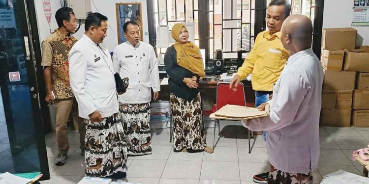 Komisi I DPRD Kota Cirebon Pastikan Layanan Disdukcapil Gratis 6 Komisi I Dprd Kota Cirebon Pastikan Layanan Disdukcapil Gratis