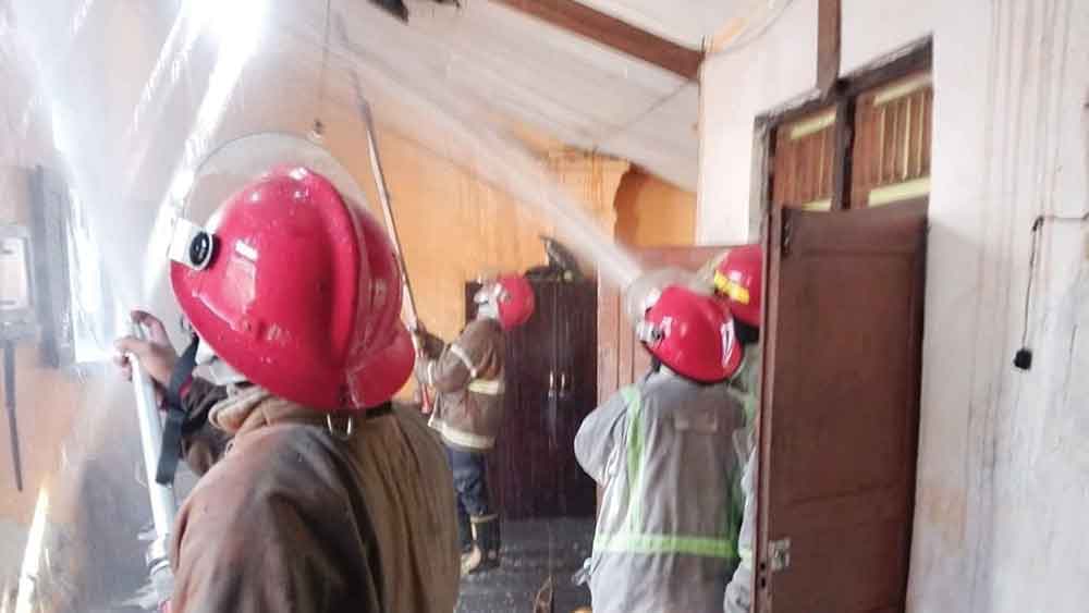 Rumah Warga Trusmi Wetan Cirebon Terbakar 1 Rumah Warga Trusmi Wetan Cirebon Terbakar