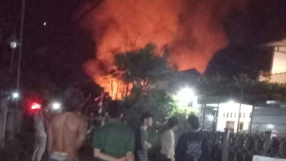 Rumah Tempat Jual Tabung Gas di Lemahabang Terbakar 1 Rumah Tempat Jual Tabung Gas Di Lemahabang Terbakar