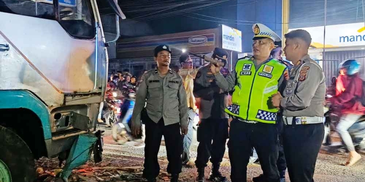 Kecelakaan Di Cirebon, Kontainer Tabrak Warung Di Lampu Merah Arjawinangun, 1 Tewas