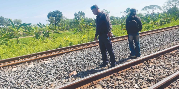 Kecelakaan di Cirebon, Tertabrak KA Harina, Warga Cikulak Tewas Mengenaskan 6 Jalan Karangsembung Segara Diperbaiki, Dua Wakil Ketua Dprd Kabupaten Cirebon Tandatangani Kesepakatan Dengan Warga