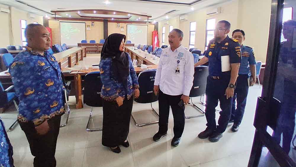 Pelindo Keluhkan Aktivitas Nelayan di Jalur Pelabuhan Cirebon 1 Pelindo Keluhkan Aktivitas Nelayan Di Jalur Pelabuhan Cirebon