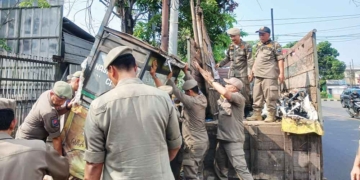 Satpol Pp Kota Cirebon Tertibkan Lapak Pkl Di Jalan Yos Sudarso